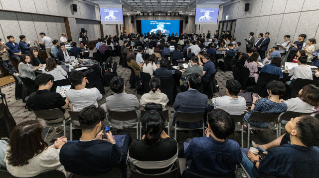 디지털타임스 'AI포럼' 참석자들이 4일 행사장인 서울 중구 은행회관 국제회의실을 꽉 메우고 있디. 이날 포럼에는 기업, 공공기관, 학계 인사 등 300여명 참석해 대성황을 이뤘다.     박동욱기자 futus@